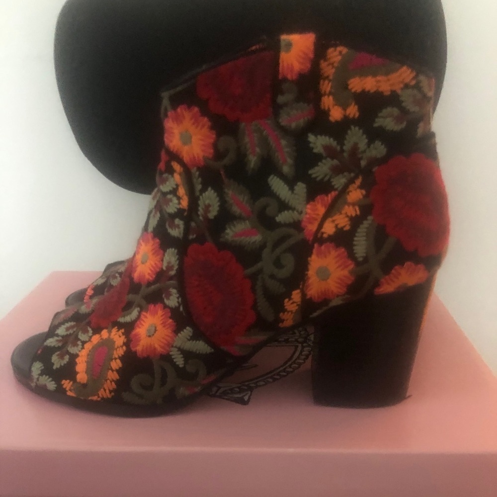 Size 9 Embroidered Crown Vintage ankle boots.